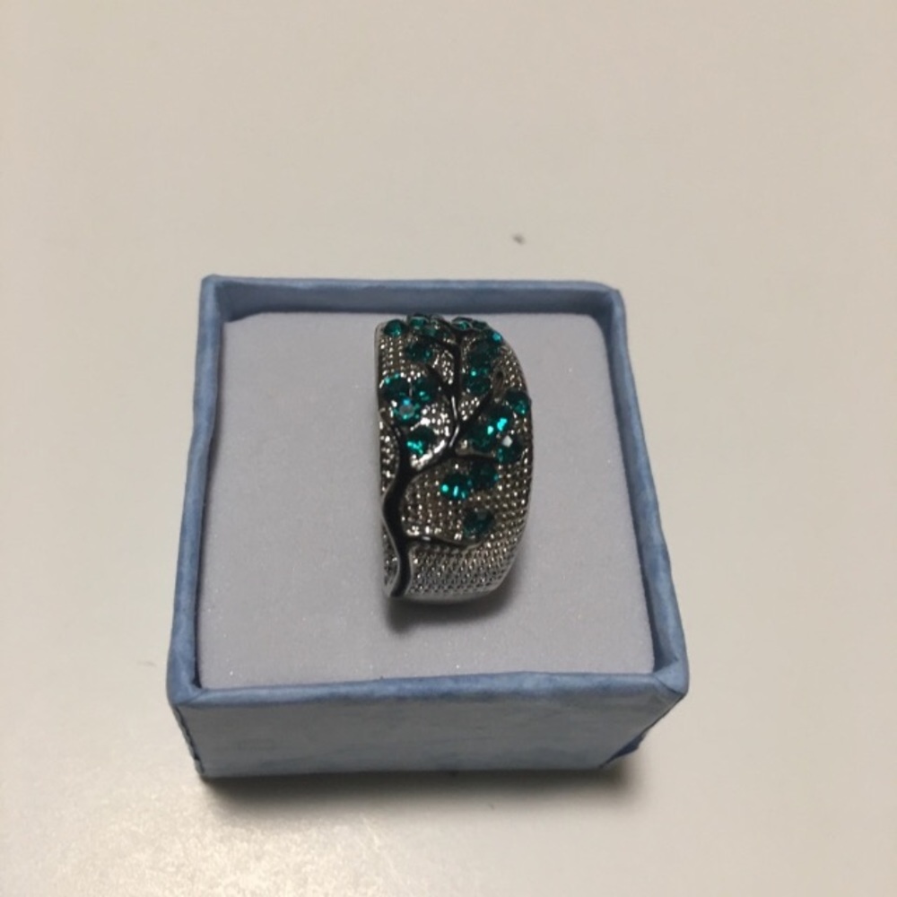 Vivid Emerald Gemstone Silver Ring - image 5